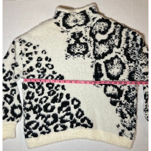 VINCE CAMUTO Animal Print Jacquard Eyelash Fuzzy Sweater Size L (Bx 18) - Picture 5 of 8